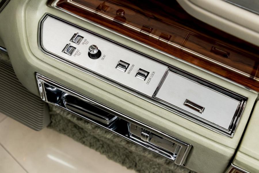 Детали интерьера Lincoln Continental Mark VI Sedan 1980 года  (фото 80 из 111)